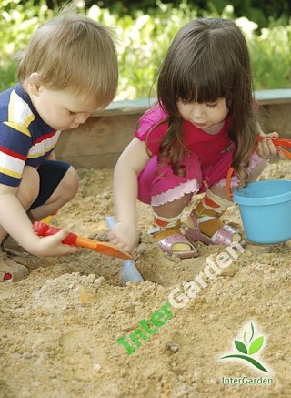 dzieci w piaskownicy